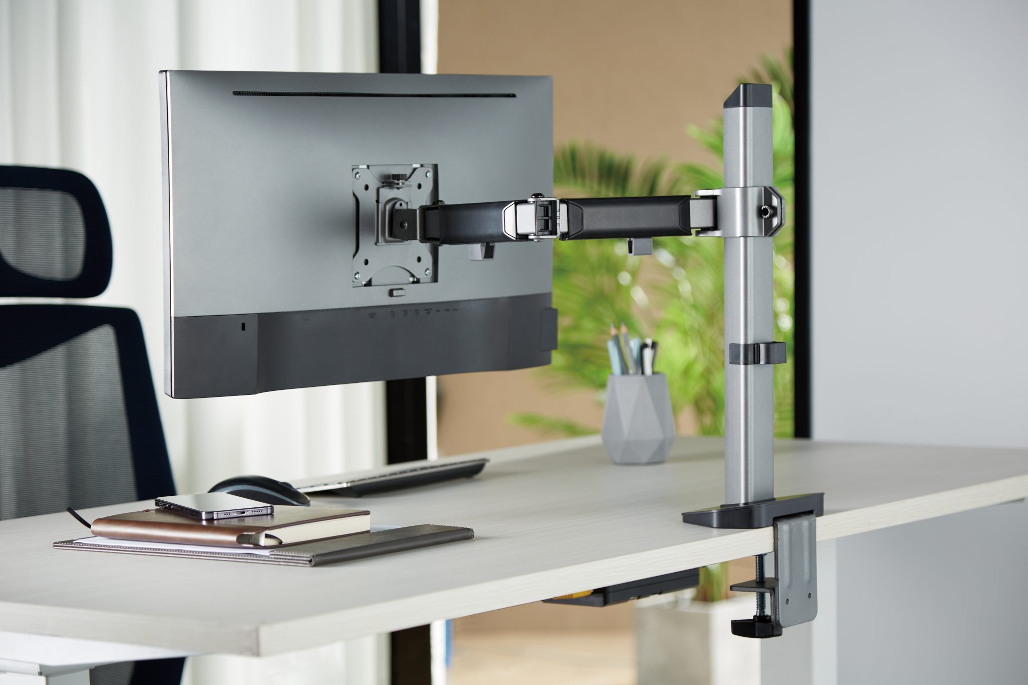 Deluxe Single Monitor Articulating Monitor Arm the Aryl